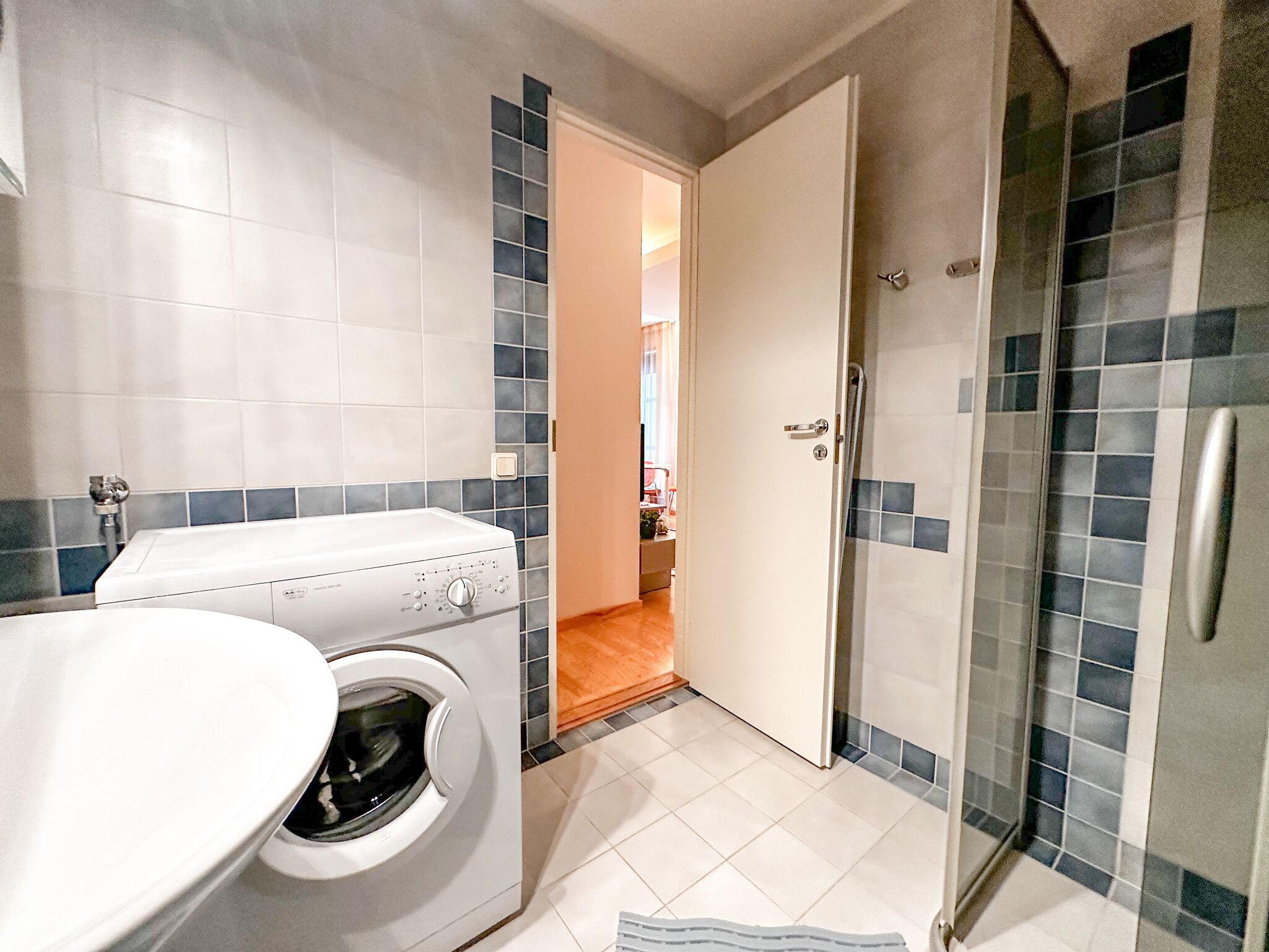 Douche, sèche-cheveux, serviettes fournies, savon