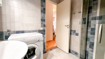 Douche, sĂšche-cheveux, serviettes fournies, savon