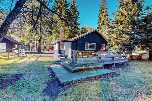 Moccasin Lake is a pet-friendly riverfront cabin on Wallowa Lake, large yard, sleeps 6