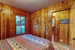 Tabla de planchar con plancha, wifi gratis y ropa de cama 