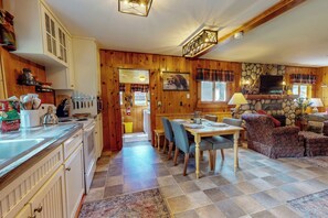 Dining - Moccasin Lake is a pet-friendly riverfront cabin on Wallowa Lake, large yard, sleeps 6 (Joseph)