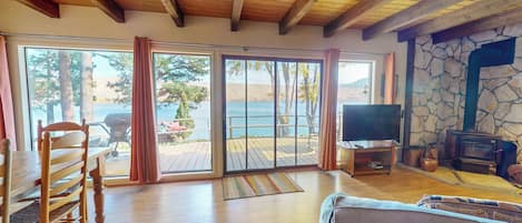 Televisión y chimenea