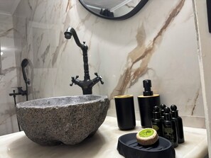 Hair dryer, towels, toilet paper - Casa Dili Stylish 2BR Apartment (Athens)