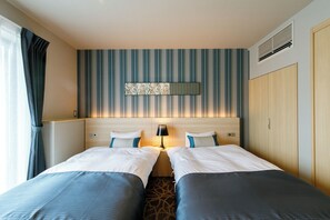 Desk, iron/ironing board, free WiFi - oyado shinmachi gojo (Kyoto)