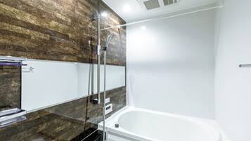 Combined shower/tub, free toiletries, hair dryer, slippers