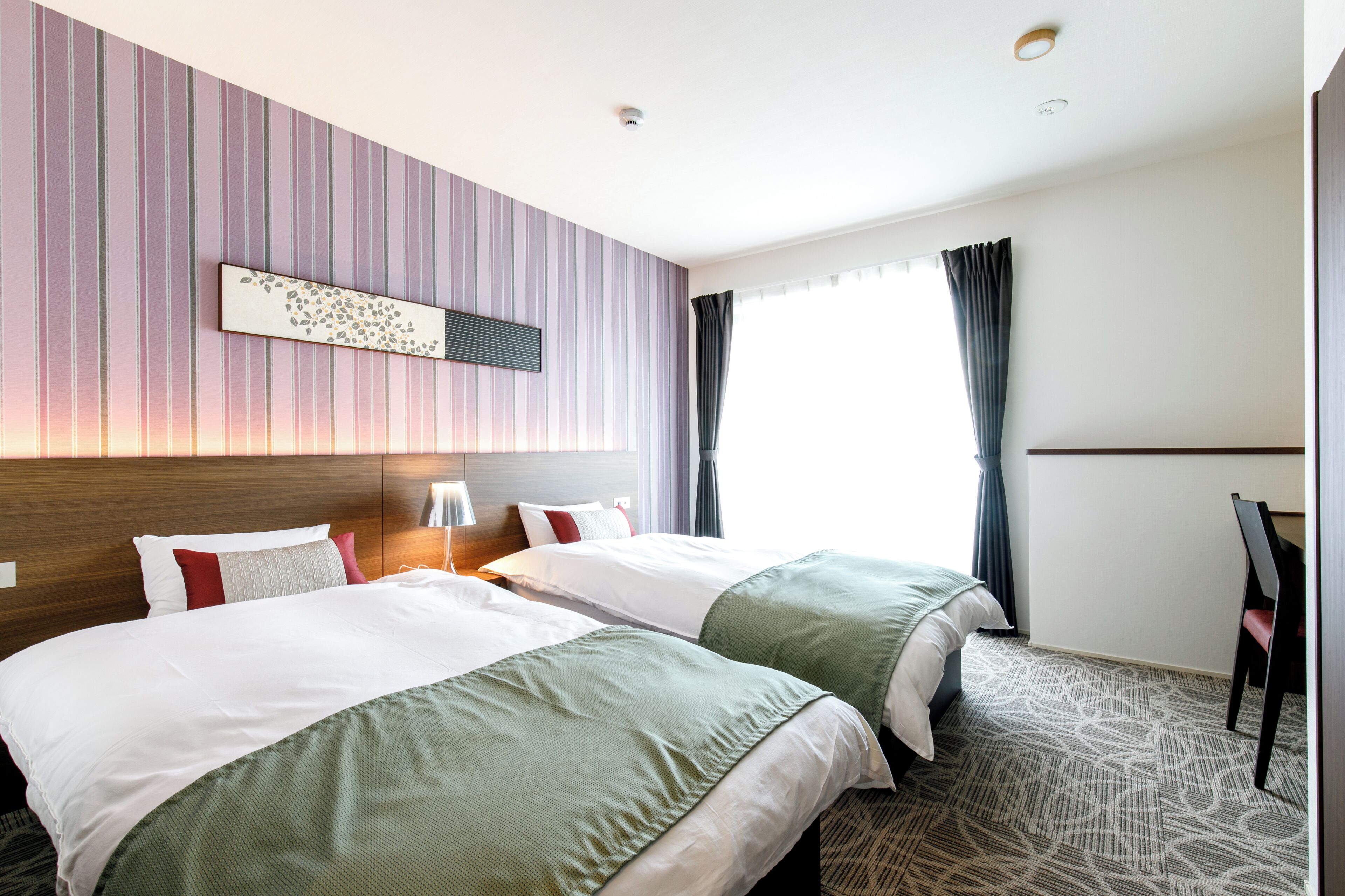 高级双人房, 2 张双人床, 厨房 | 办公桌、熨斗/熨衣板、免费 WiFi