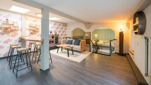 A modern interior with a kitchen area, a dining space, and a living room. - Design Apartments - Remise Blumberg (Potsdam)