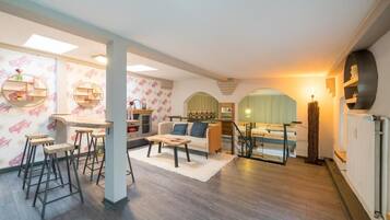 LÀgenhet - utsikt mot innergÄrden | Restauranger