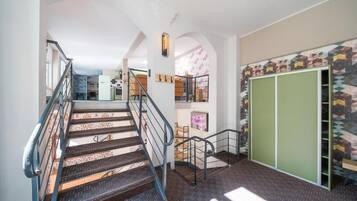 LÀgenhet - utsikt mot innergÄrden | Interiör