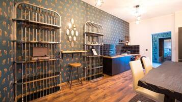 Apartment, 2 Bedrooms, Courtyard View | Interior