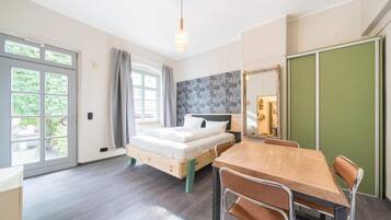 Apartment, Blick auf den Innenhof | BĂŒgeleisen/BĂŒgelbrett, kostenloses WLAN