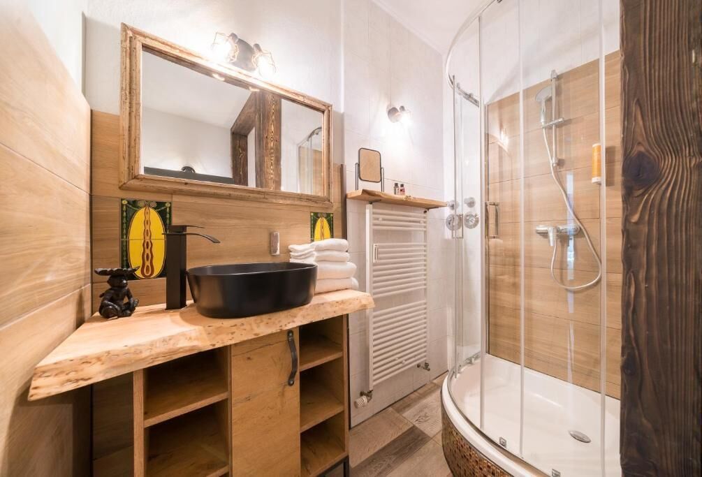 Appartement, uitzicht op binnenplaats | Badkamer
