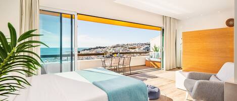 Caja de seguridad en la habitación y tabla de planchar con plancha