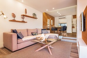 TV - Endless Blue Apt OCV - Beach Front, pool (Albufeira)
