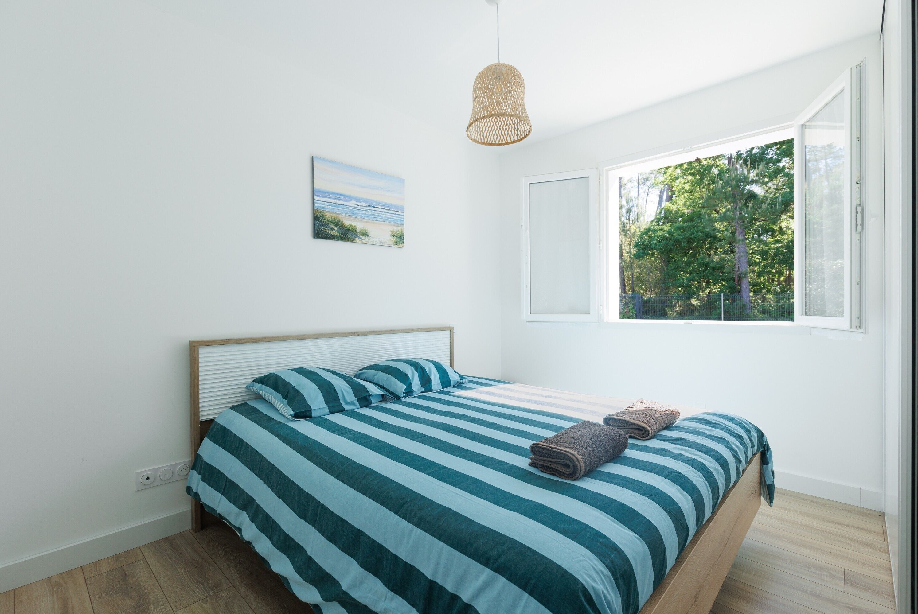 WiFi, bed sheets