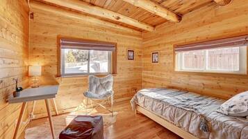 2 bedrooms, desk, free WiFi, bed sheets