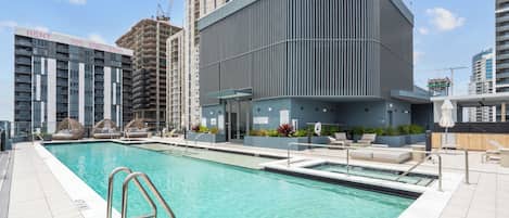 حمام سباحة على السطح