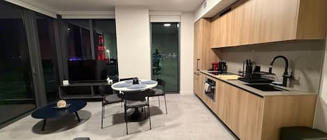 Basic Apartment, City View | Living area