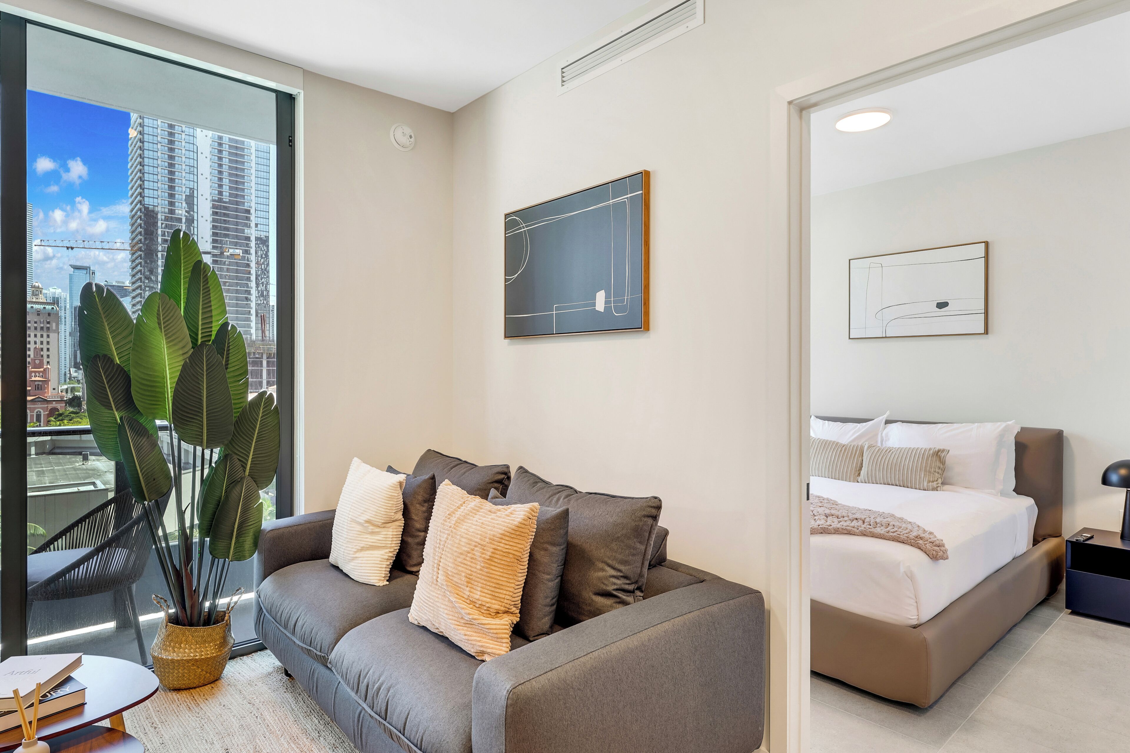 Appartement, vue ville | Coin séjour | TV connectée