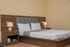 Desk, iron/ironing board, free WiFi, bed sheets - NAFOUA Residence Studio #02 (Abidjan)