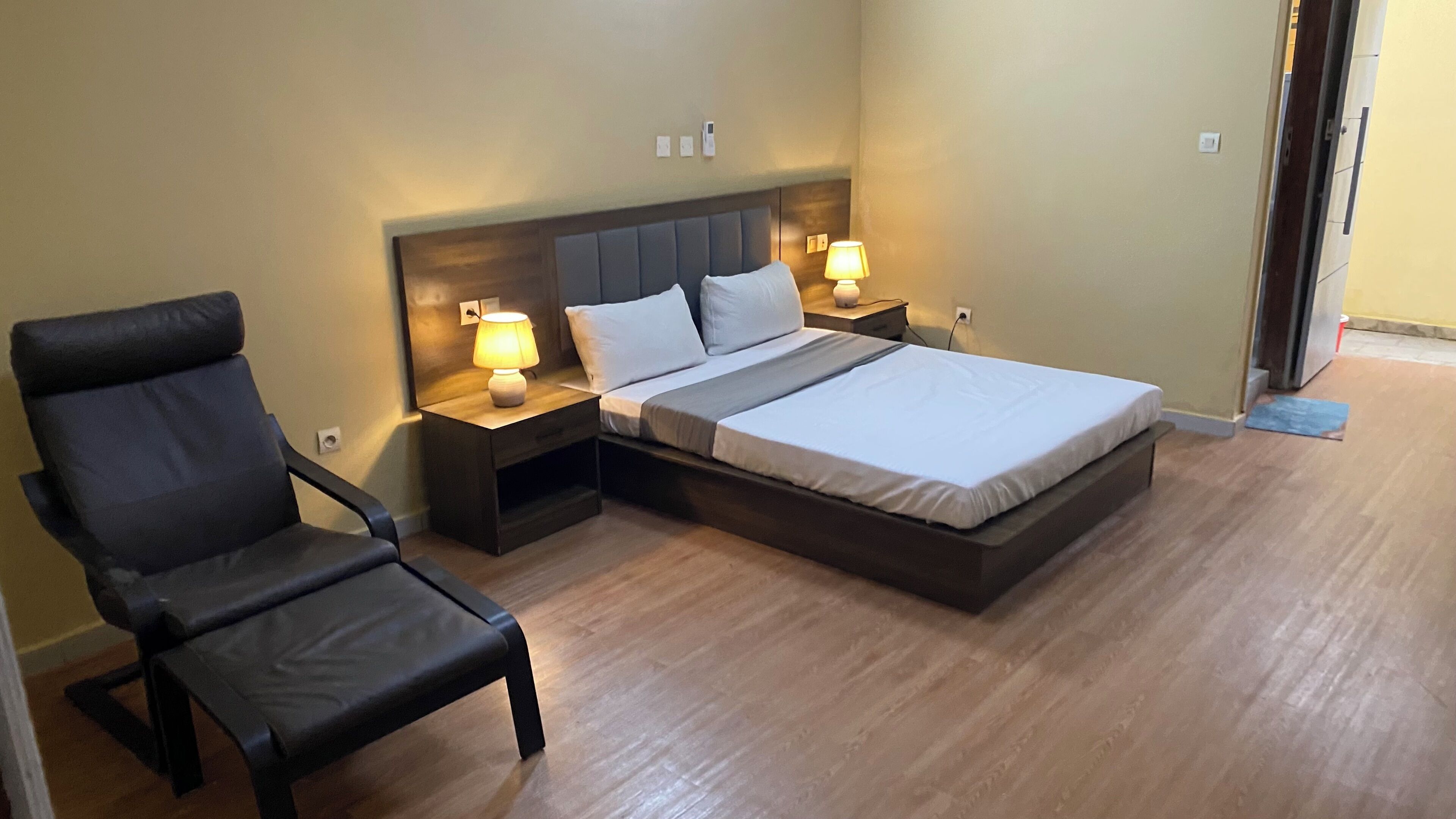 Escrivaninha, ferros/tábuas de passar roupa, Wi-Fi de cortesia