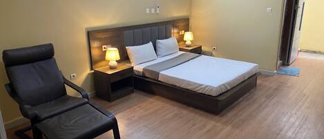 デスク、アイロン / アイロン台、WiFi (無料)、ベッドシーツ