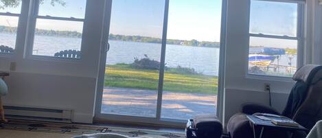 Tabla de planchar con plancha, wifi y ropa de cama