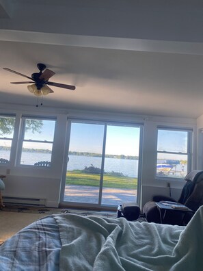 3 bedrooms, iron/ironing board, WiFi, bed sheets - Cozy 3-bedroom house in perfect Brewerton with AC and treadmill (Brewerton)