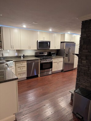 Private kitchen - Cozy 3-bedroom house in perfect Brewerton with AC and treadmill (Brewerton)