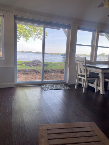 Cozy 3-bedroom house in perfect Brewerton with AC and treadmill