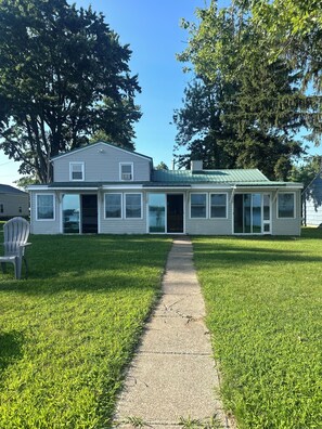 Exterior - Cozy 3-bedroom house in perfect Brewerton with AC and treadmill (Brewerton)