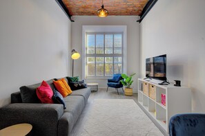 TV - Ancoats Apartment Old Spinning Mill & Free parking - Pass the Keys (Manchester)