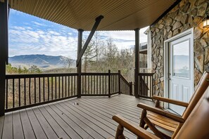 Terrace/patio - Gatlinburg*Amazing View*Sleeps 11*Hot tub (GATLINBURG)