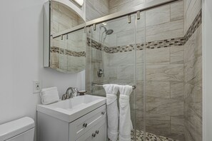 Shower, hair dryer, towels - Gatlinburg*Amazing View*Sleeps 11*Hot tub (GATLINBURG)