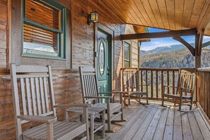 Terrace/patio - Super Convenient Gatlinburg Location*Sleeps 8*Resort Setting (Gatlinburg)