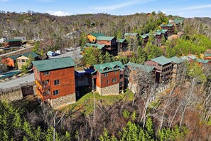 Exterior - Super Convenient Gatlinburg Location*Sleeps 8*Resort Setting (Gatlinburg)