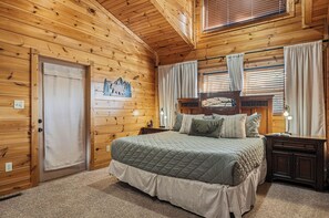 Iron/ironing board, free WiFi, bed sheets - Super Convenient Gatlinburg Location*Sleeps 8*Resort Setting (Gatlinburg)