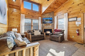 Smart TV, fireplace, video games, table football - Super Convenient Gatlinburg Location*Sleeps 8*Resort Setting (Gatlinburg)