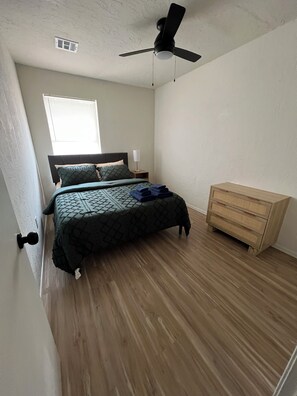 2 dormitoris, planxa i posts de planxar, wifi gratuïta i roba de llit 