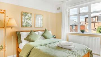 2 bedrooms, iron/ironing board, internet, bed sheets