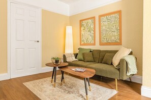 TV, books - RosewickVilla wt Office, Garden & Free Parkin… (Nottingham)