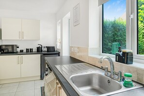 Private kitchen - Two Bed Villa Notts for families and professionals (Nottingham)