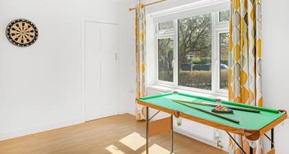 Villa near Nottingham Hospital w/ Gardens