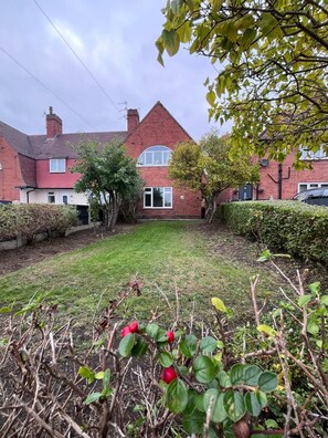 Property grounds - Two Bed Villa Notts for families and professionals (Nottingham)