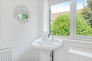 Een douche, een haardroger, shampoo