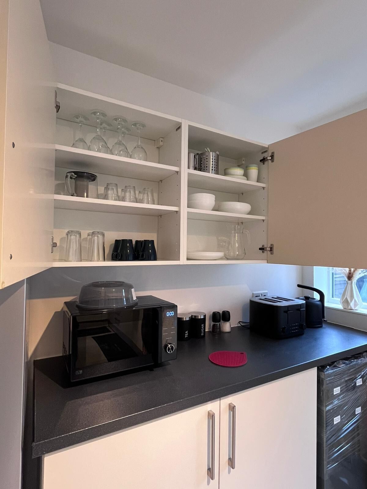 Køleskab, mikrobølgeovn, ovn, kogeplade