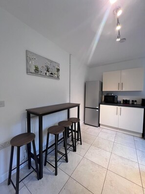 Køleskab, mikrobølgeovn, ovn, kogeplade