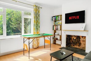 Een televisie, een open haard en een kantoor