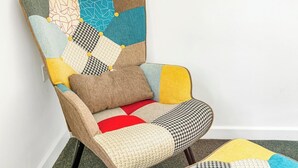Ein Stuhl mit Patchwork-Muster.