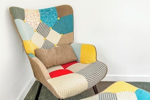 Une chaise au motif patchwork.